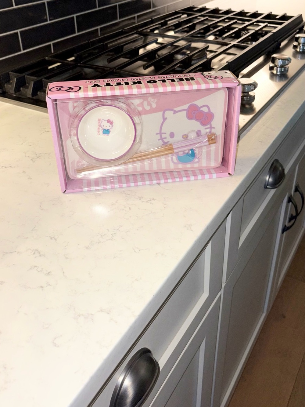 Hello Kitty Ceramic Sushi Set with Chopsticks Gift Box - Picture 3 of 8
